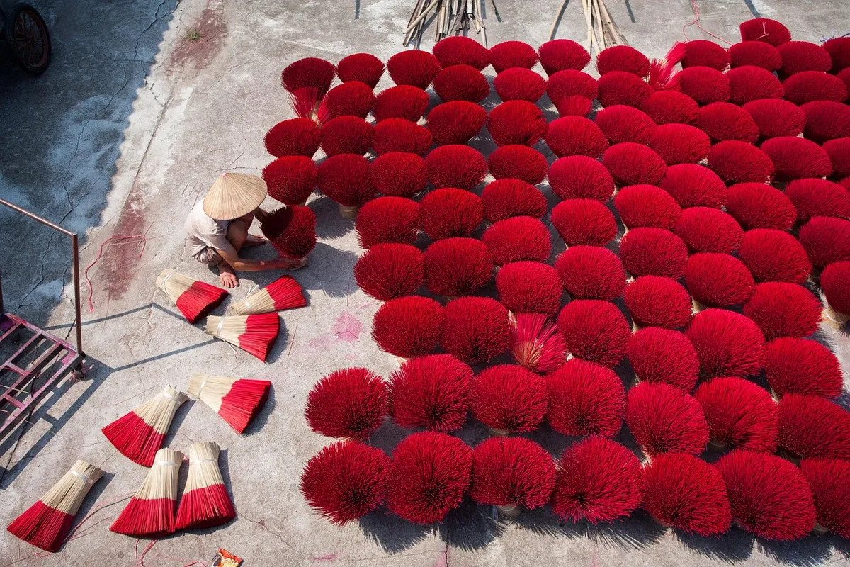incense sticks, drying, hung yen, vietnam, traditional, culture, outdoors, worker, conical hat, red, vietnam, vietnam, vietnam, vietnam, vietnam, worker