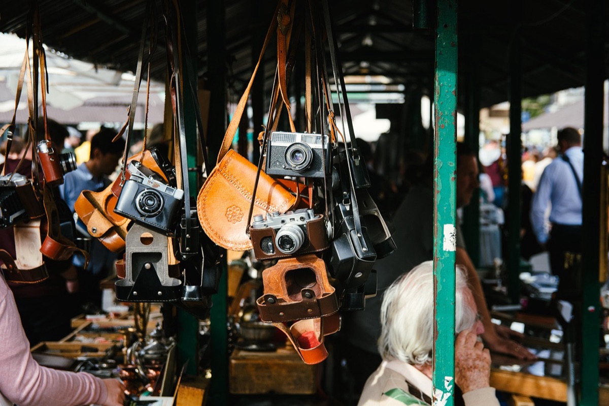 vendedor vietnamita con cesta de bambú