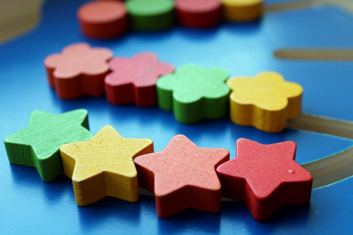 Kindergartner spielt mit Holzspielzeug