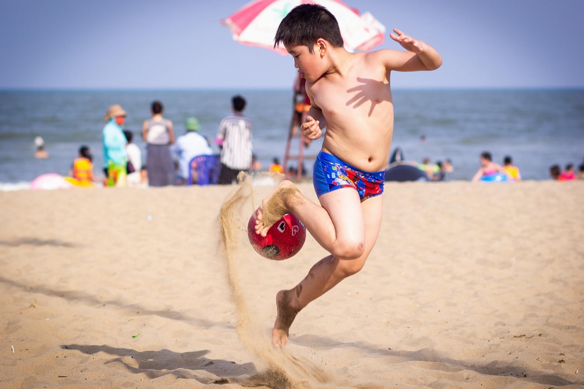 Enfants vietnamiens jouent avec des jouets