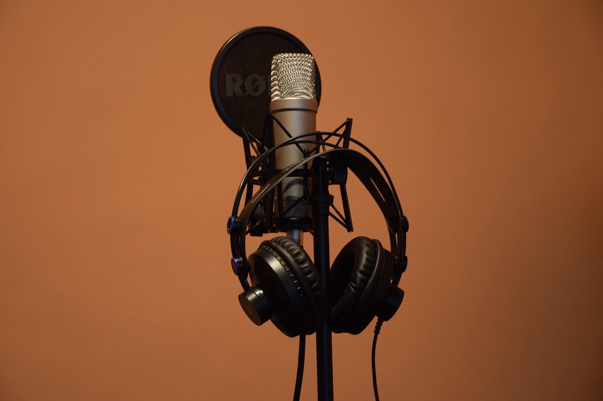 Studio de musique vietnamien avec casques et guitare