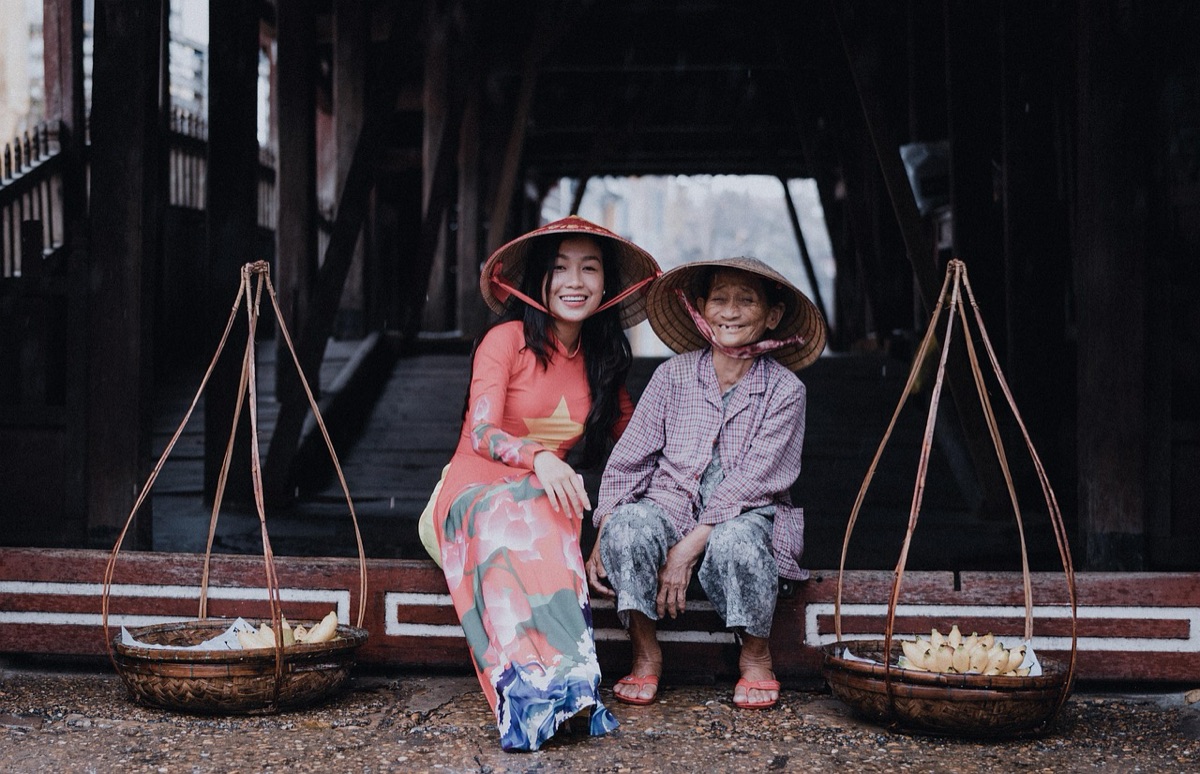 Vietnam traditional hat in market