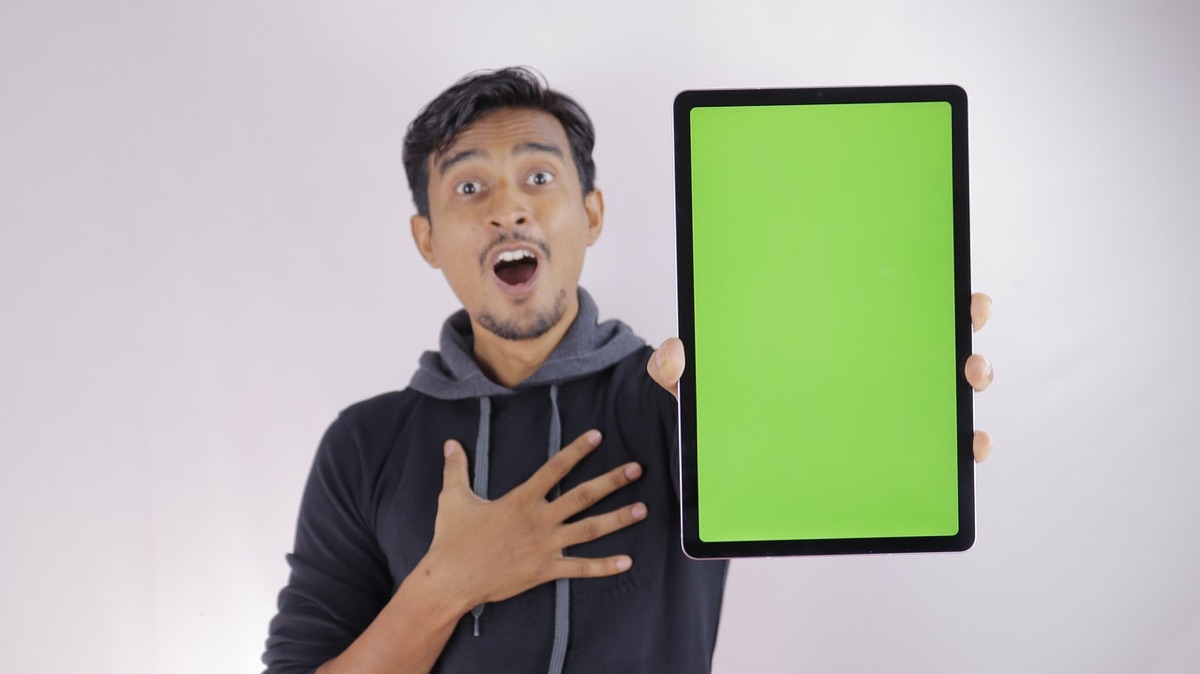 Vietnam YouTuber in studio met groene scherm