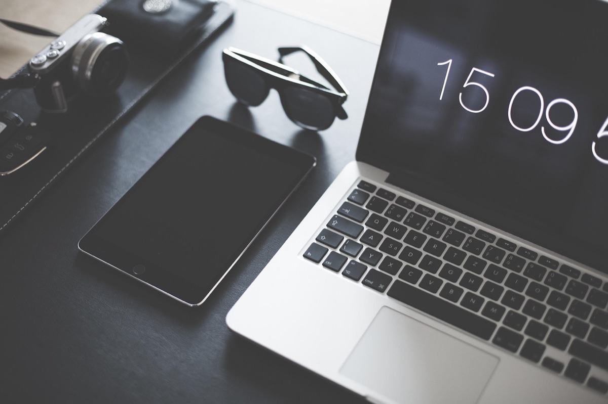 Vijfdeelige you-tuber met laptop en camera
