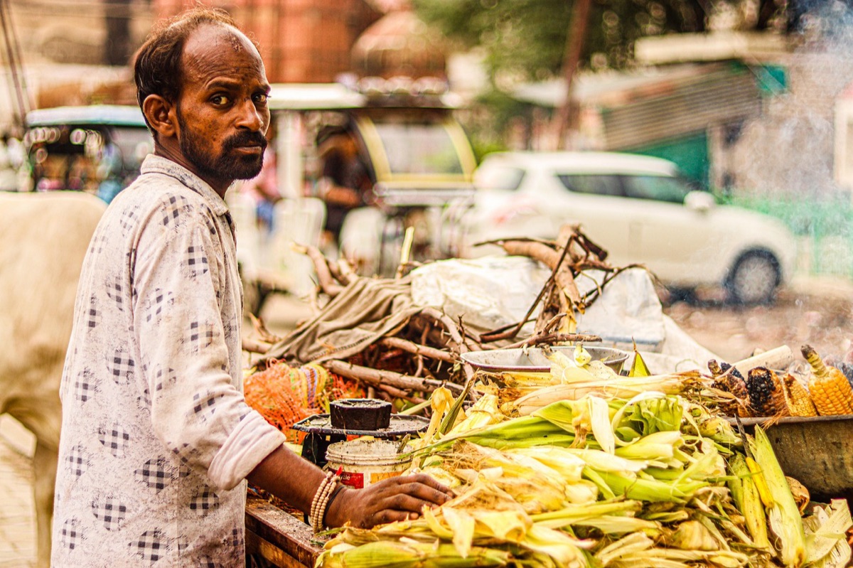 Un étal de vendeur de nourriture de rue vietnamienne, symbolisant la culture locale et le contenu authentique.