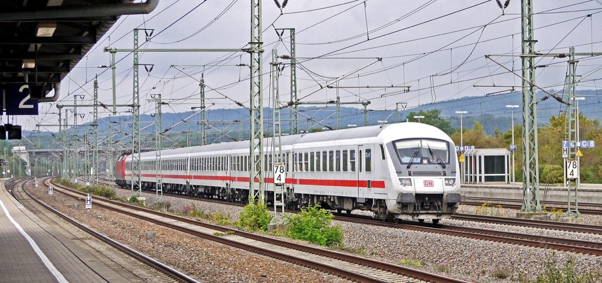 Un train à grande vitesse traversant la campagne vietnamienne, symbolisant l'évolution et l'expansion des marchés.