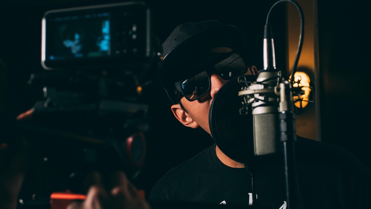 VocêTuber vietnamita em studio com notebook e câmera