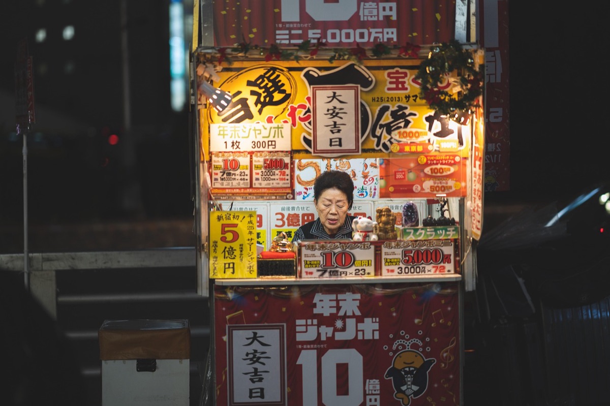 越南街邊攤位上熱飲與食物