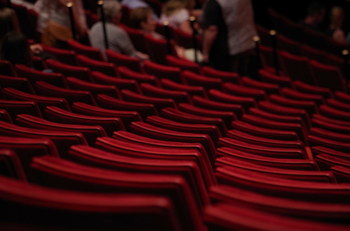 auditorio internacional observando YouTube