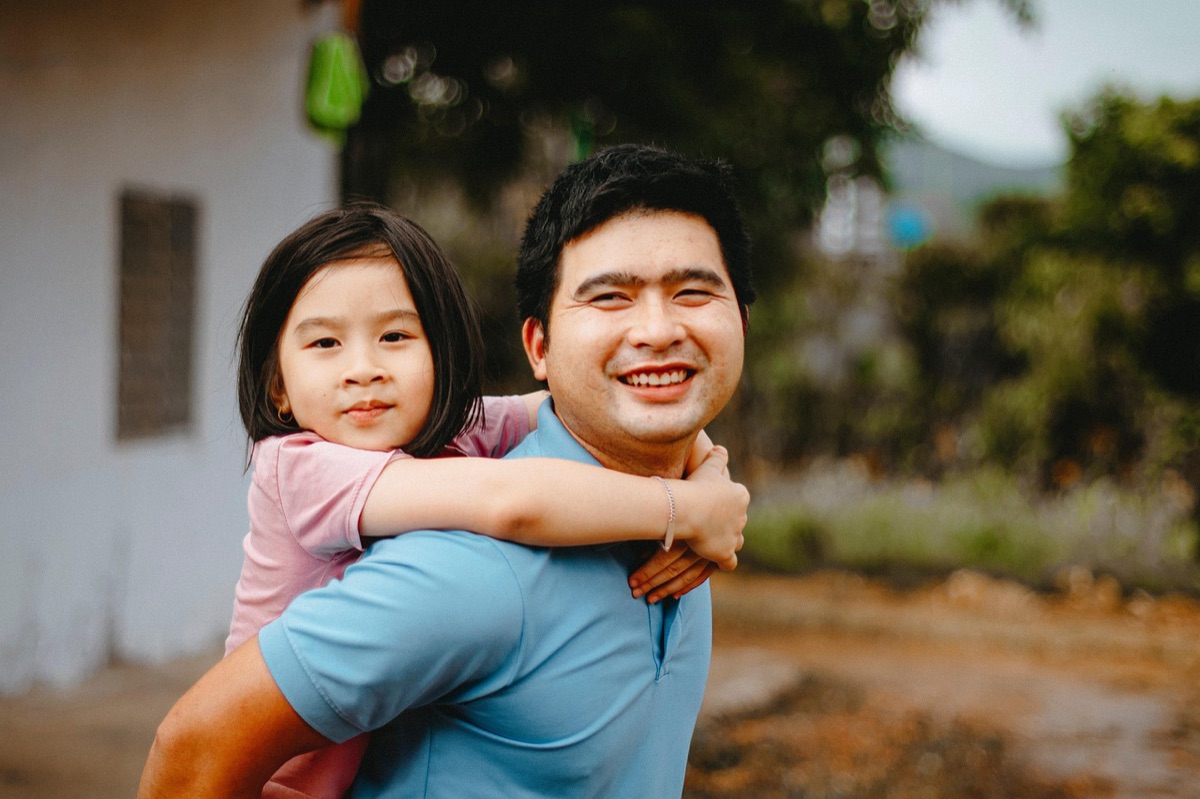 familia vietnamita filmando contenido