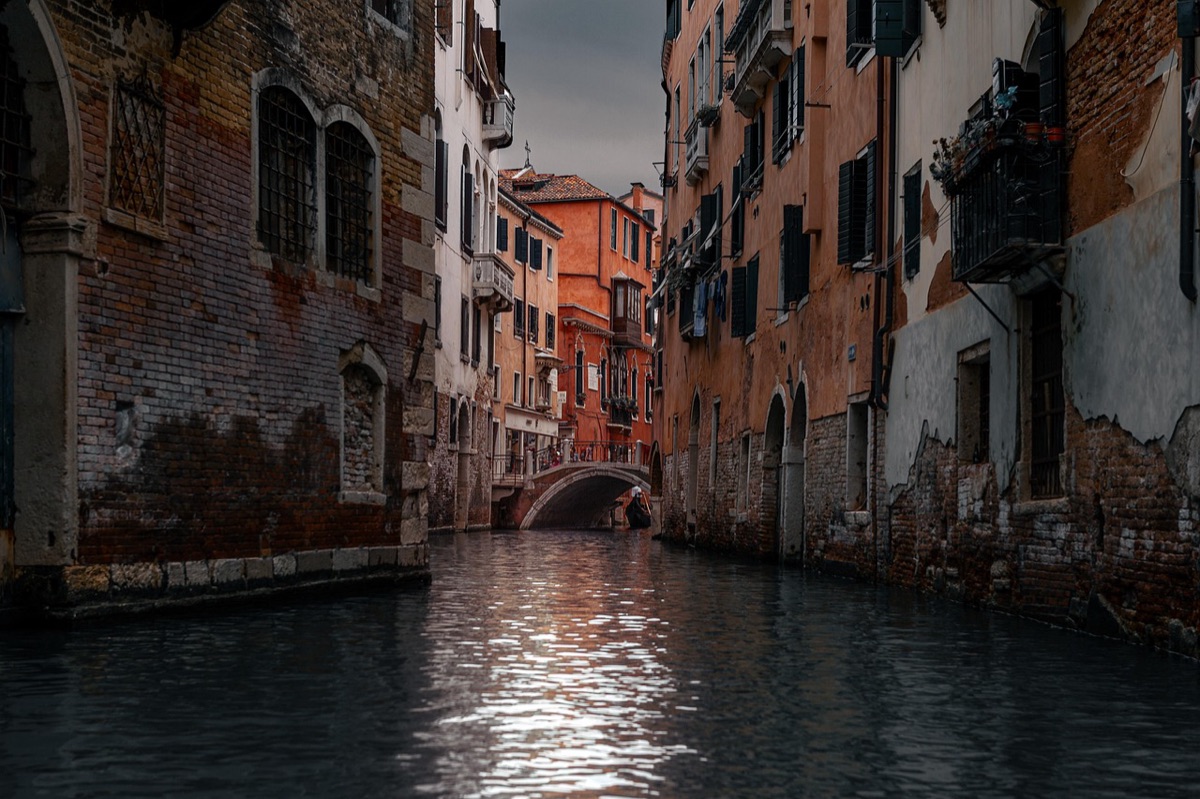 setup di un canale youtube vietnamita in un ambiente dedicato