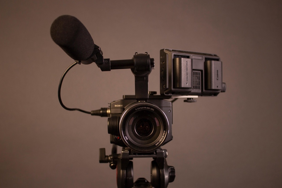 Vijf leden van een Vietnamse familie met camera en telefoon