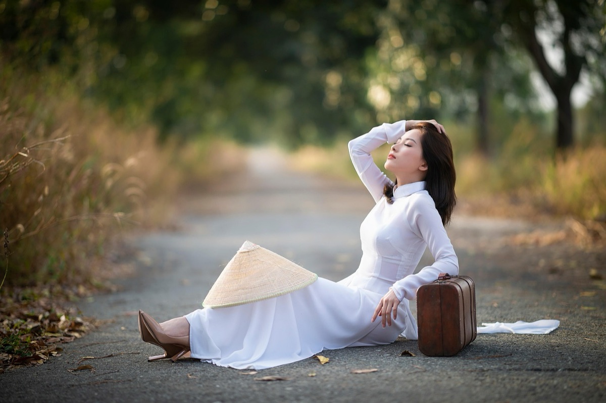 Un vietnam youtuber in traditional ao dai