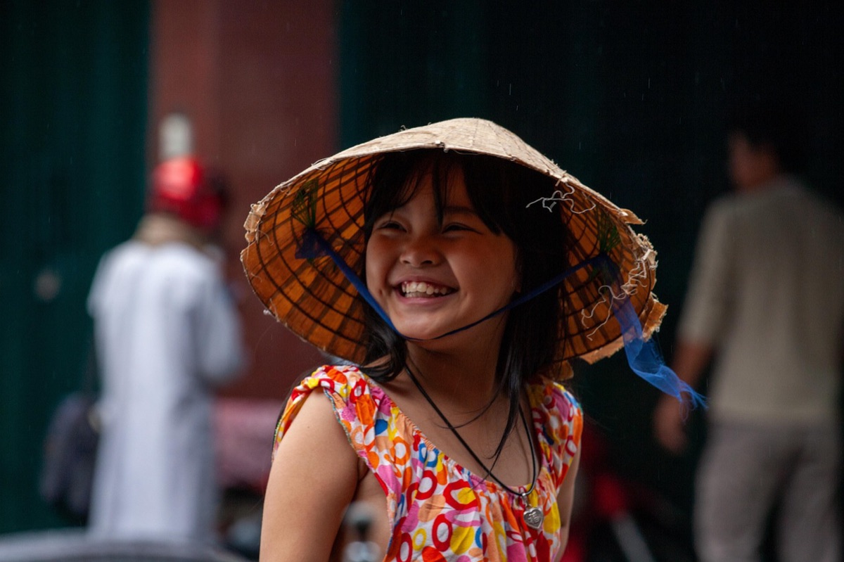 youtuber vietnam filmando na rua de hanoi