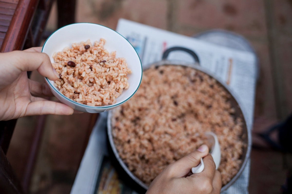 vietnam youtuber cooking rice in kitchen showing food content and survival themes