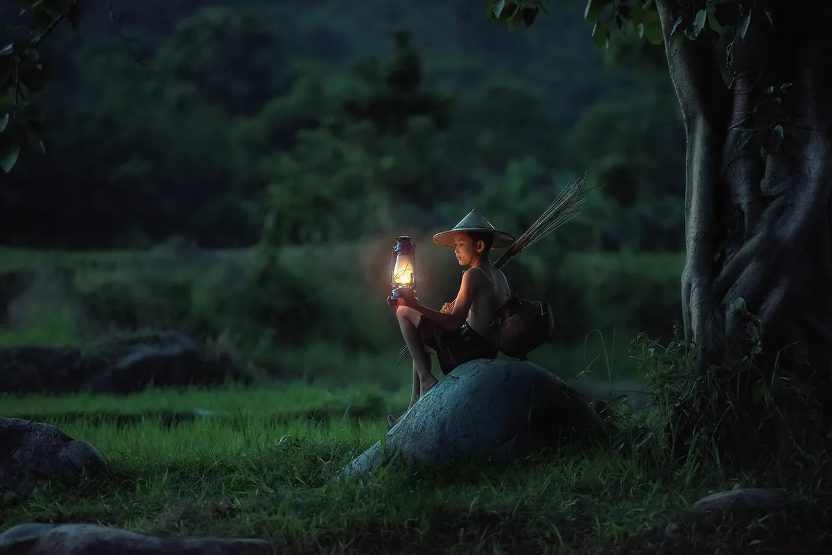 boy, sitting, lantern, outdoors, asia, vietnam, dawn, evening, lamp, light, morning, nature, dusk, alone, lonely, calm, peaceful, landscape, boy, boy, light, mo