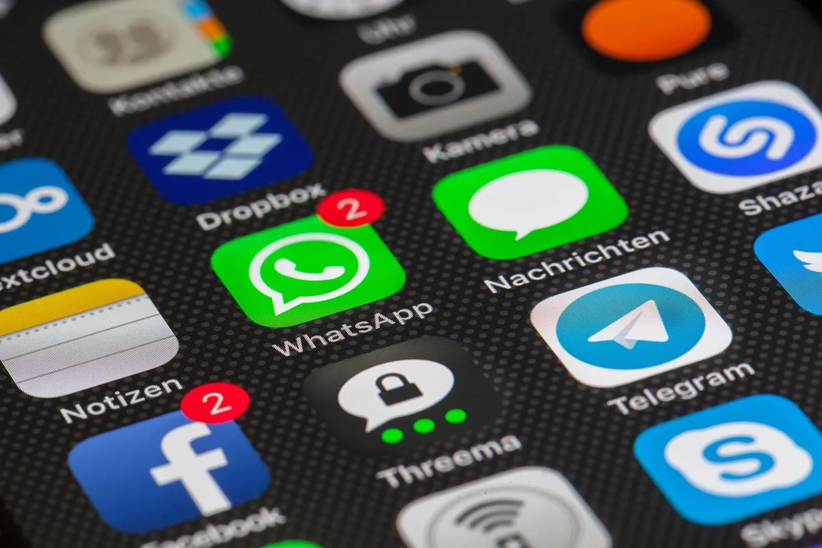 internet, whatsapp, smartphone, communication, phone, networking, app, chat, mobile, networked, global, iphone, ios, make a phone call, community, social media,