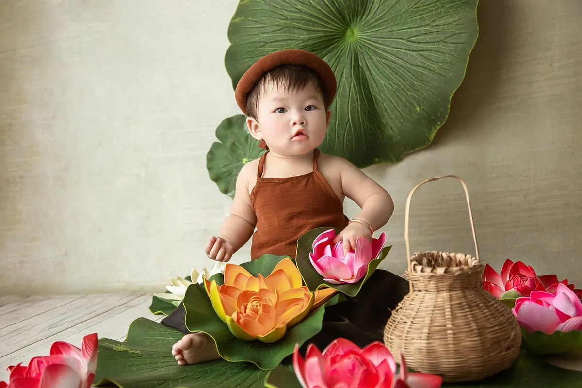 asian toddler, baby photoshoot, vietnam, infant, baby, toddler, leaves, lotus, kid, nature, child, cute kid, vietnamese child, vietnamese kid