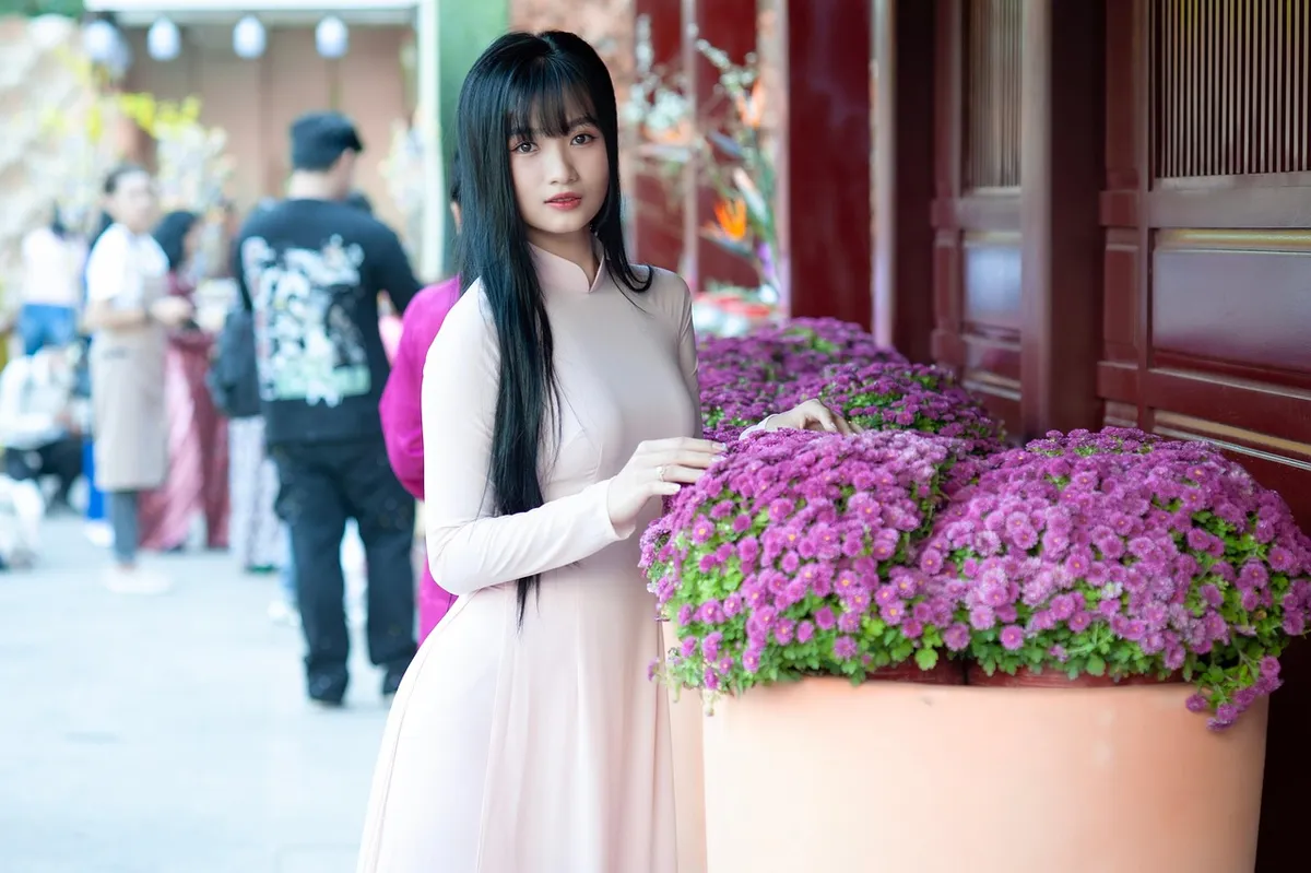 女性、アオダイ、美しさ、ファッション、衣服、花のウォールペイパーや、伝統的、アジア、ベトナム、美しい花、きれいな髪、スタイル、花の背景、屋外、自然