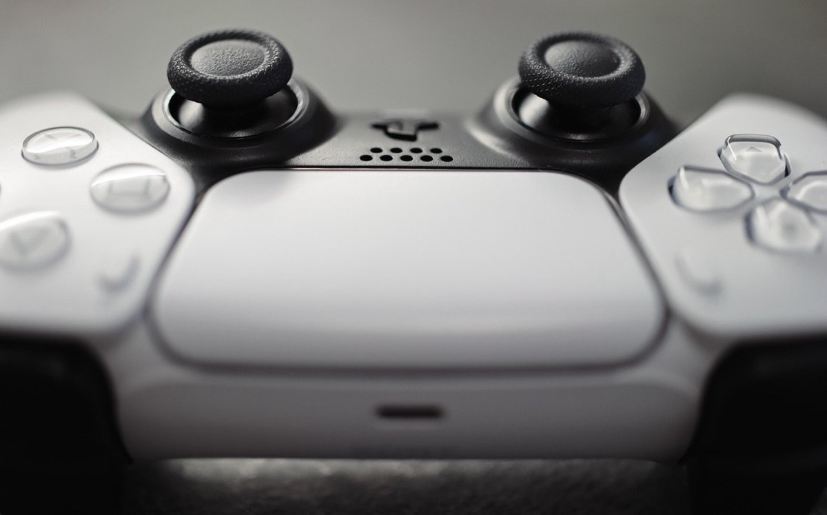 モバイルMOBAゲームを楽しんでいる様子