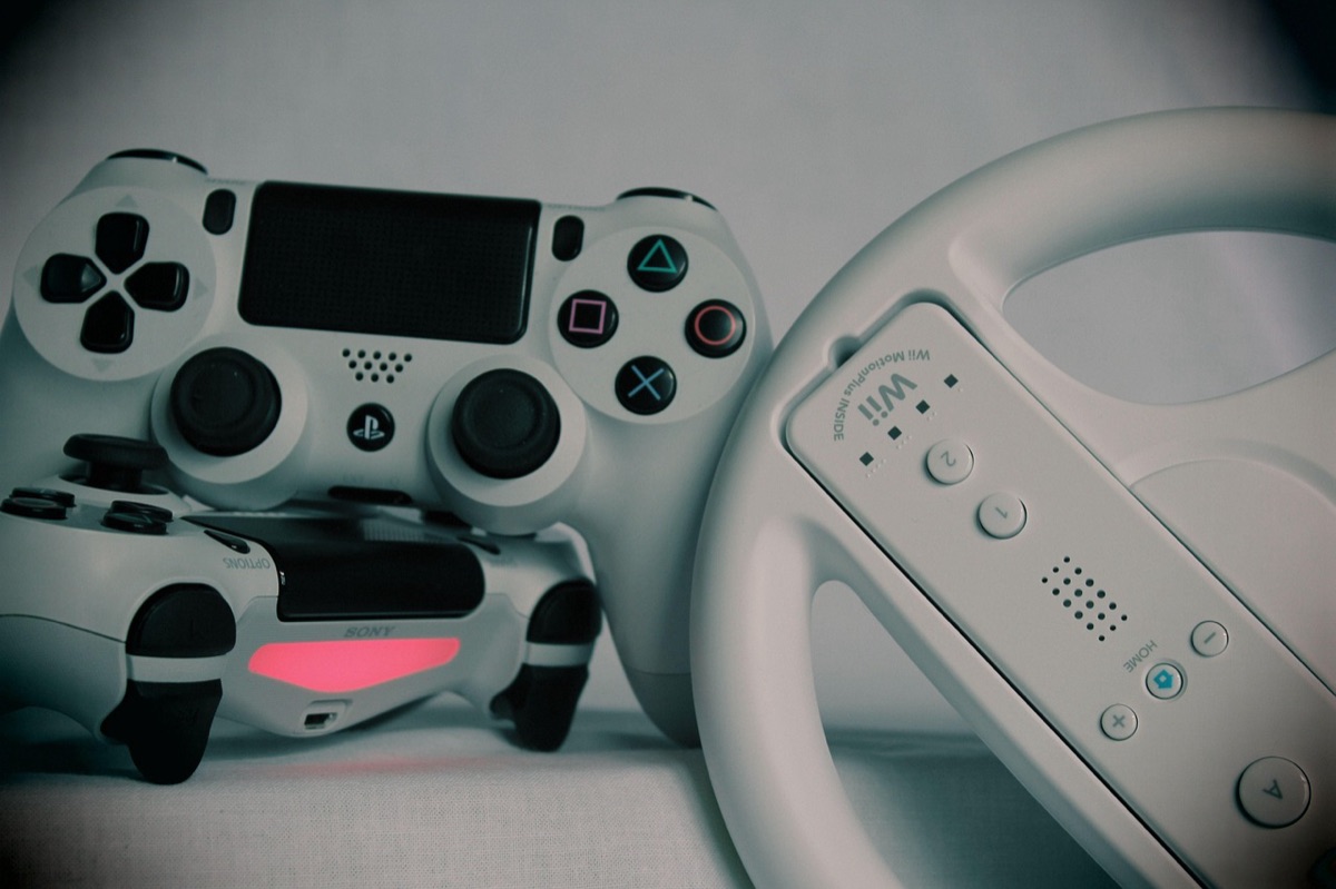 Smartphone met een MOBA spel op het scherm en een controller.
