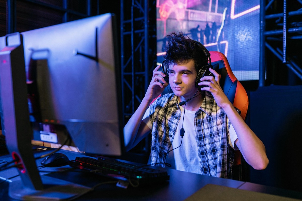 Gaming accessoires zoals een headset en muis op een bureau.